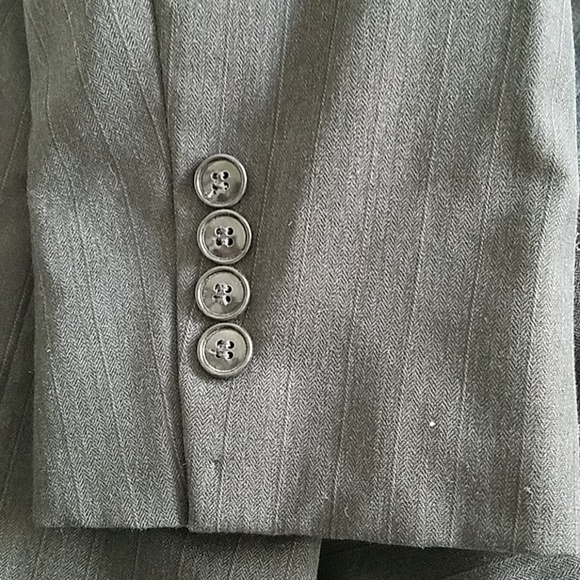Jones New York men's 2-piece gray pinstripe suit - Picture 4 of 8